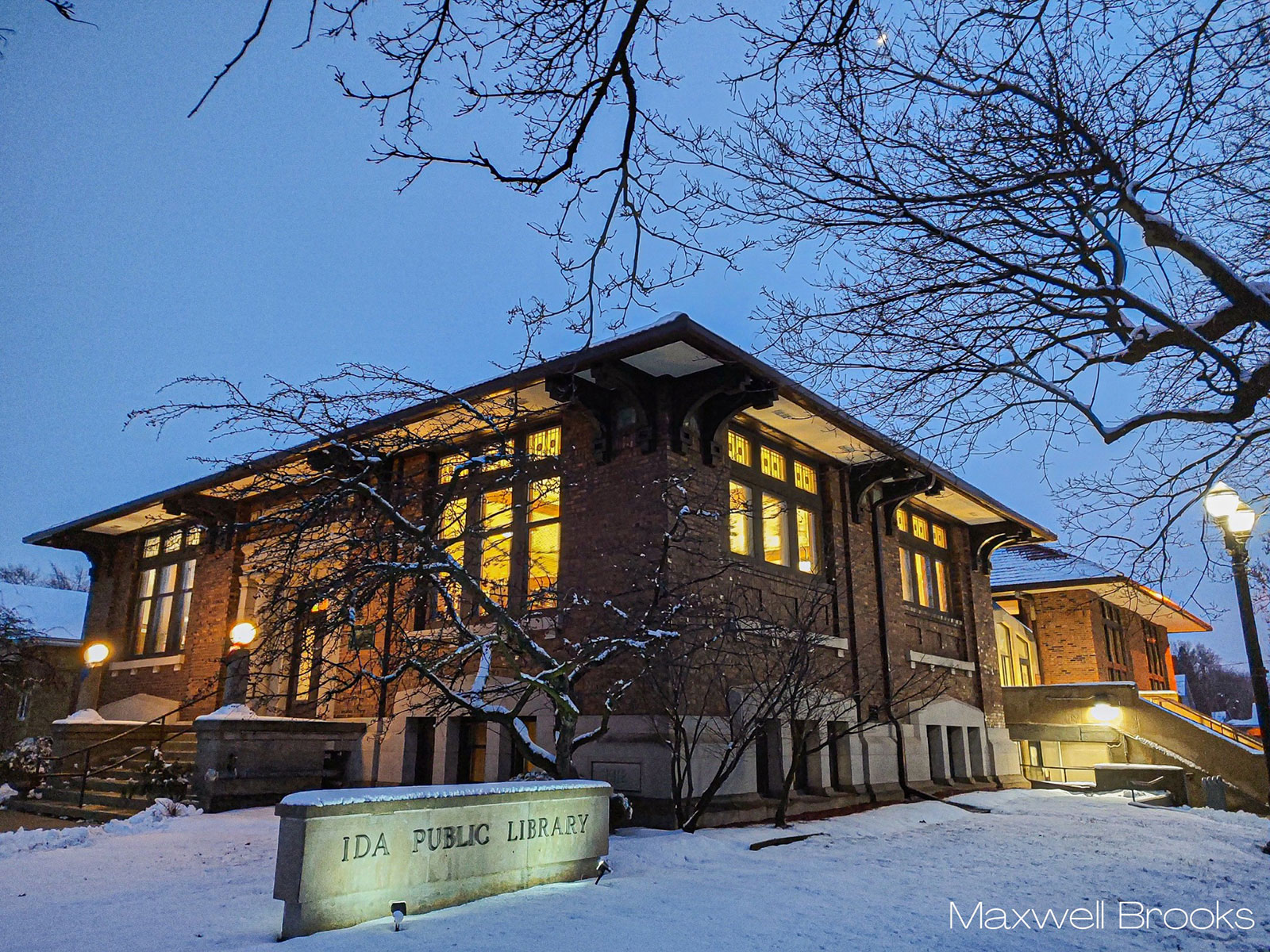library-at-night---Ida-Public-Management
